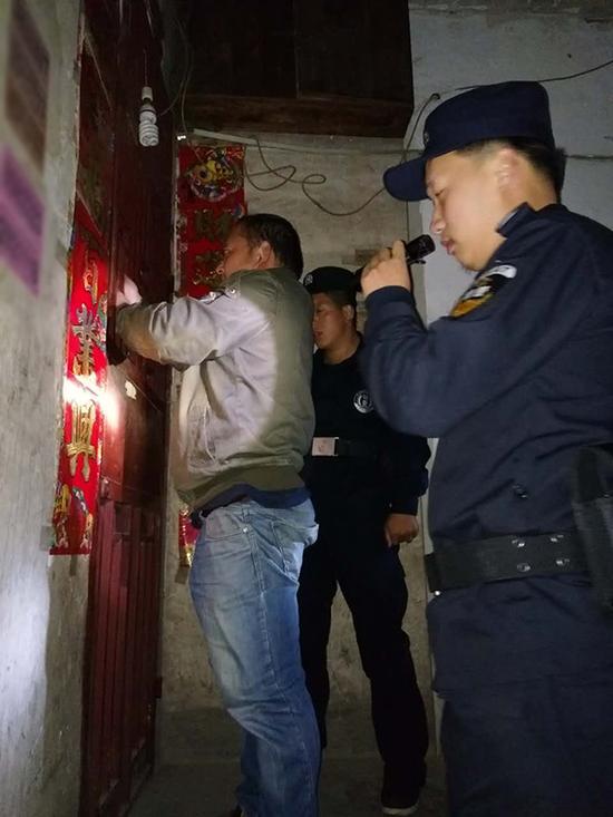 边饶镇粗心妈妈误将幼女锁家中 