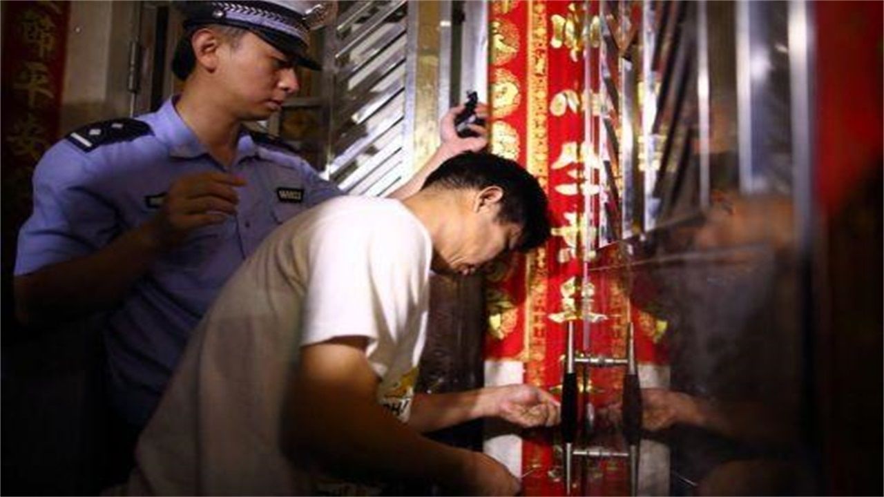 边饶镇请开锁师傅开了锁后，师傅